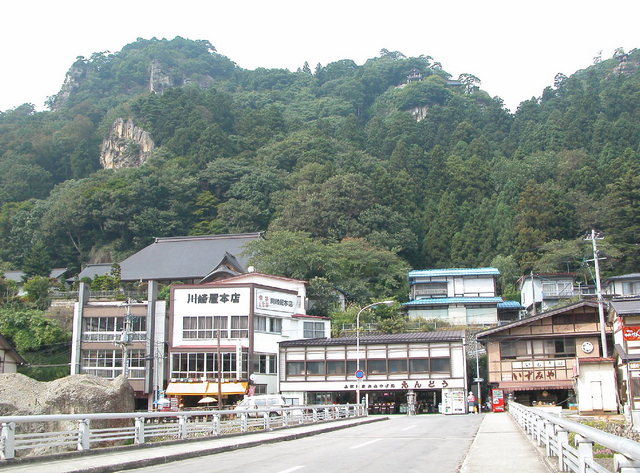 山寺駅からの参道.jpg